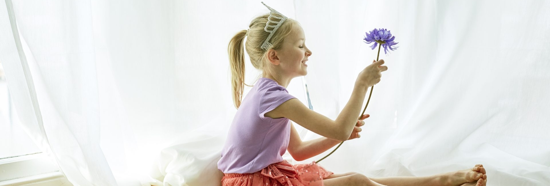 Petite fille jouant près de la baie vitrée